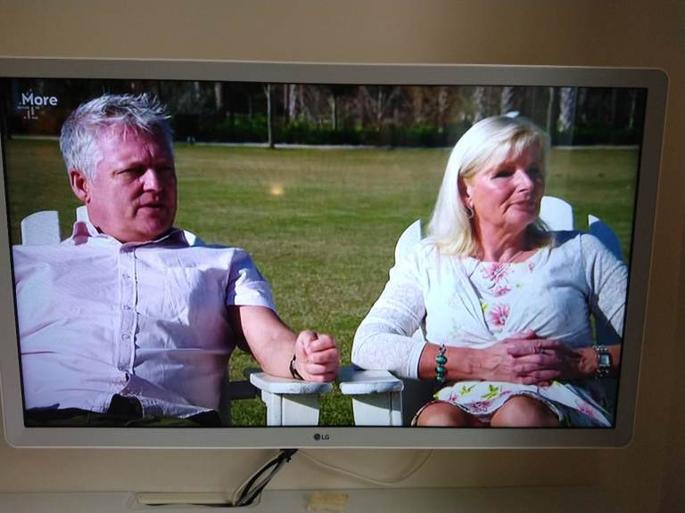 LG 32" FULL HD SMART TV WITH REMOTE CONTROL AND STANDS, EXCELLENT WORKING ORDER & CONDITION