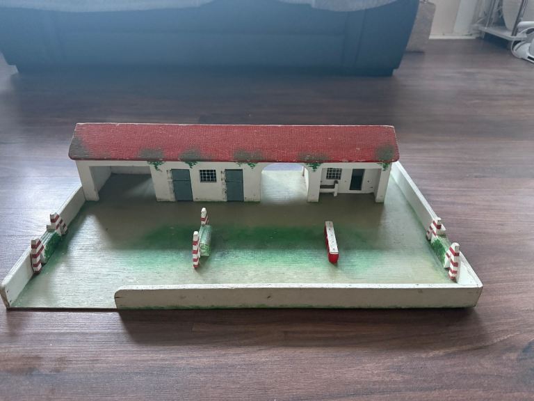 VINTAGE BINNS BAKER & CO ( BINBAK ) OFFERS Model ‘THE BARN’ Model Handpainted & Matchbox  vehicles 