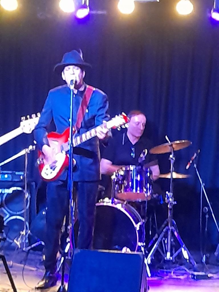 BAND SEEKING LEAD GUITARIST