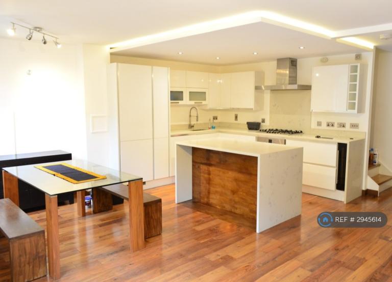 3 bedroom flat in Leeward Court, London, E1W (3 bed) (#2945614)