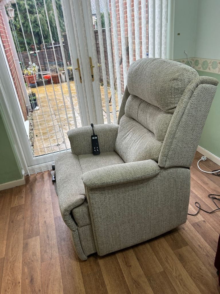 HSL Grande duel motor Rise & tilt recliner chair | in Northampton ...