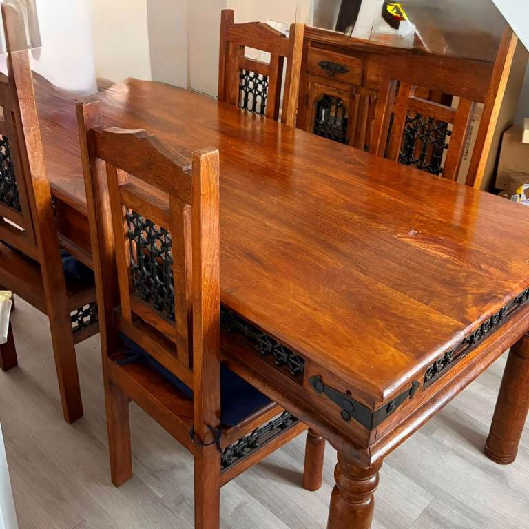 Solid Wood Dining Table, 6 Chairs & Sideboard– Good Condition