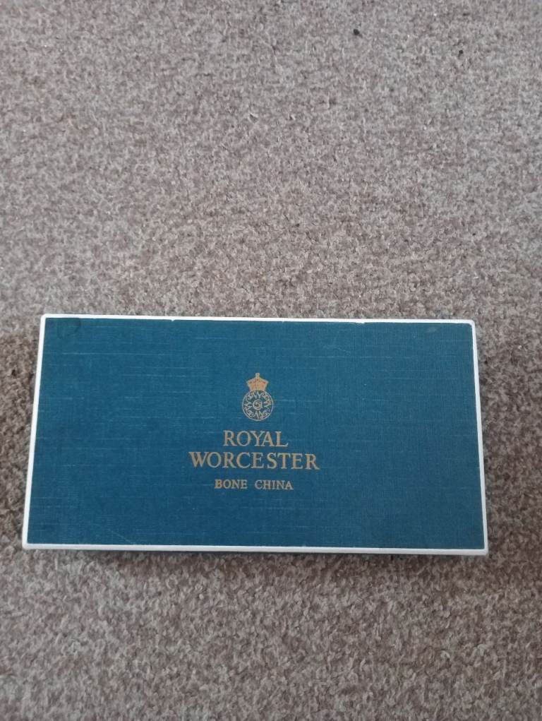New Royal Worcester Bone China Box with Decorative Plates