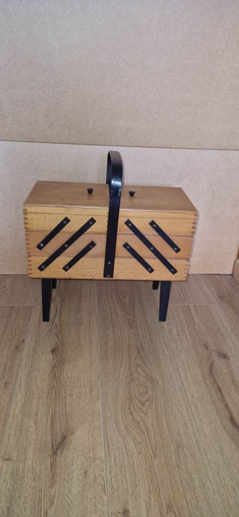 Large Vintage Arts & Crafts Wooden Standing Concertina Sewing Box a2