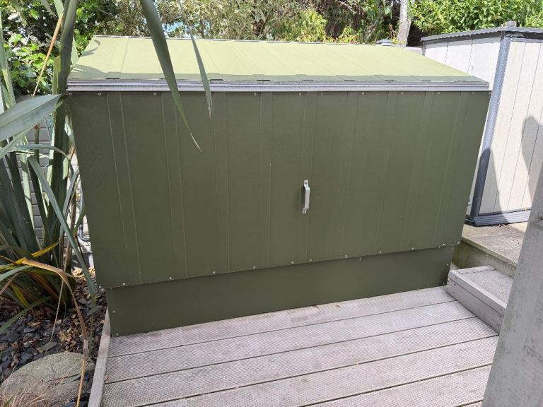 Green Metal Bicycle Store / Outside General Store – Good Condition