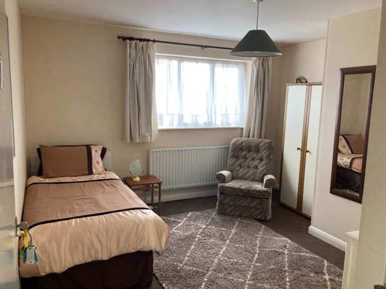 Large ensuite bedsit in quiet house - Ashford TW15 - £660pm