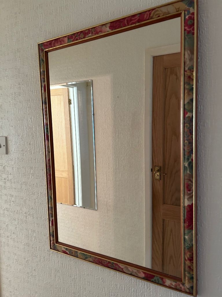 Patterned edge mirror 