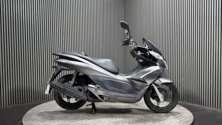 Honda PCX 2011 38K RUNNING PROJECT SCOOTER SPARES OR REPAIR 125CC