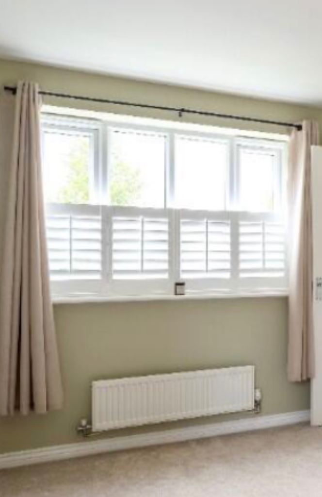 Cafe style half shutter window blind- As Good As New