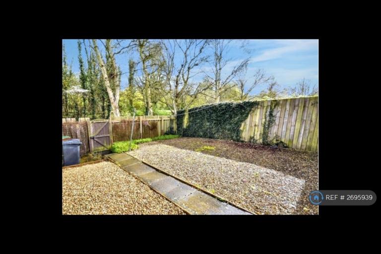 3 bedroom house in Holyrood Walk, Corby, NN18 (3 bed) (#2695939)