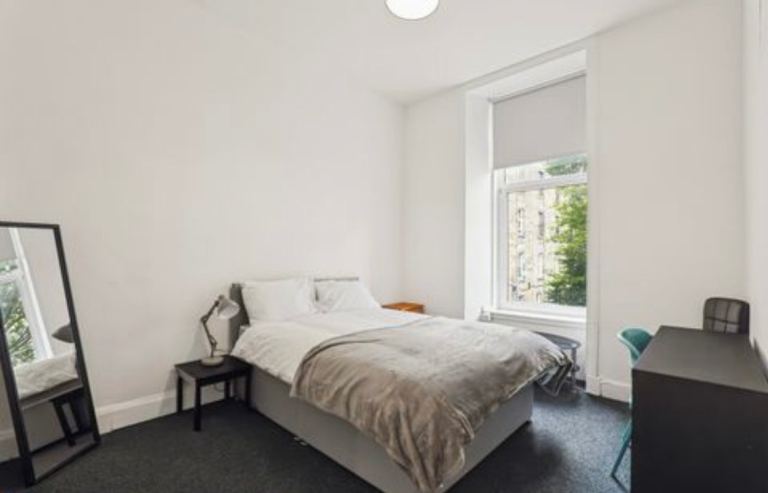 Double en-suite student female only bedroom, in city centre/university flat