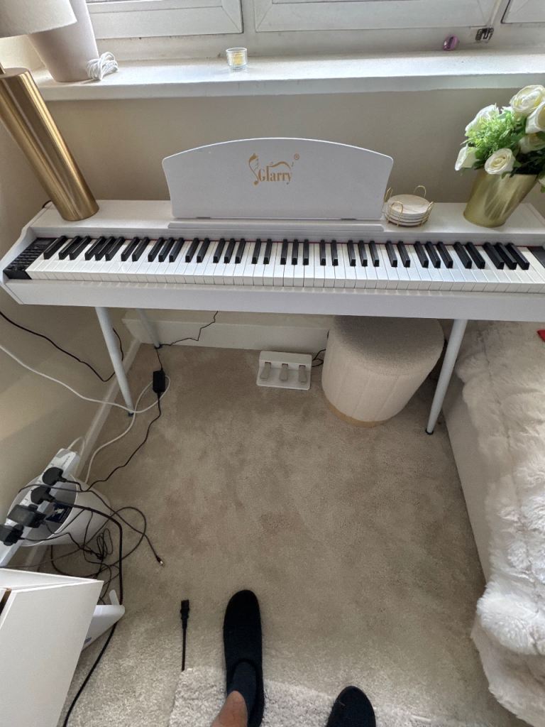 Glarry Digital Piano with Stand and Pedals – As Good As New