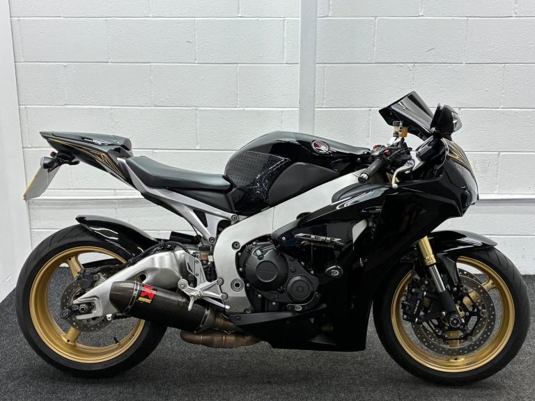 HONDA CBR1000RR FIREBLADE ** Akrapovic Exhaust - 13027 miles - March 27 MOT **