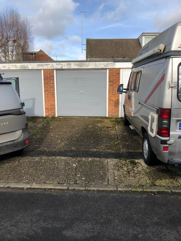 Lock up garage in Godalming to rent