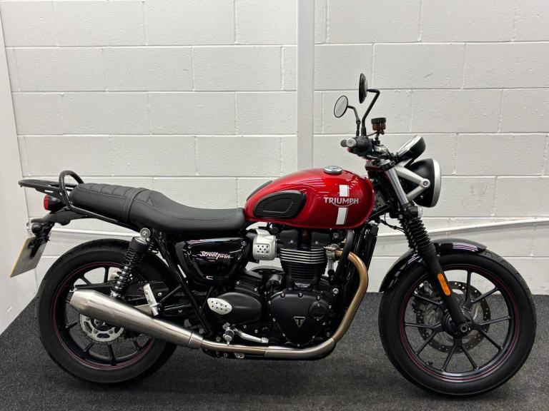 TRIUMPH STREET TWIN ABS ** READY TO GO - ONLY 1795 MILES - MAY 2027 MOT **