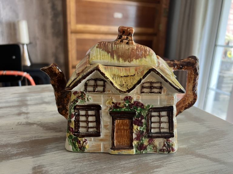 VINTAGE KITSCH CUTE THE OLD COTTAGE PRICE BROS COTTAGE WARE TEAPOT