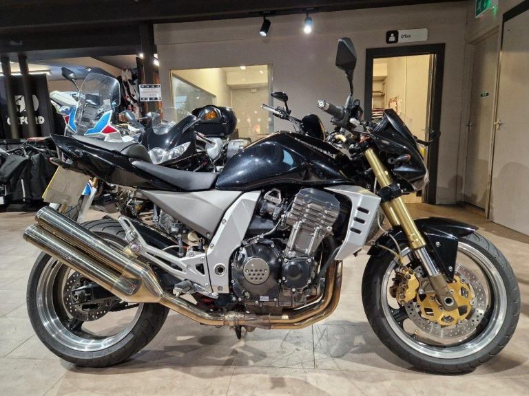 KAWASAKI Z1000 IN BLACK