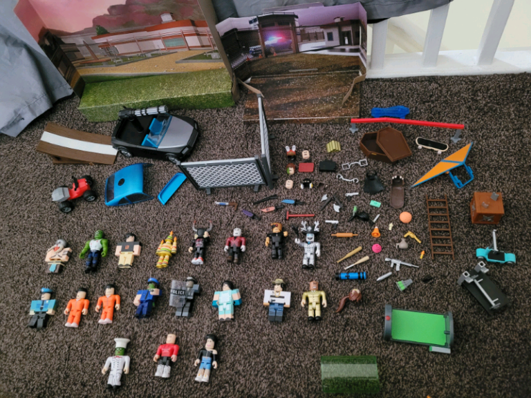 Excellent condition Roblox bundle Cost over £100 20 Roblox figures