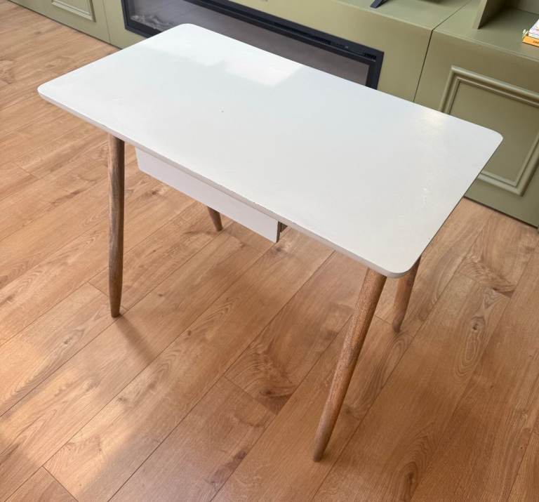White Desk with Wooden Legs – Good Condition