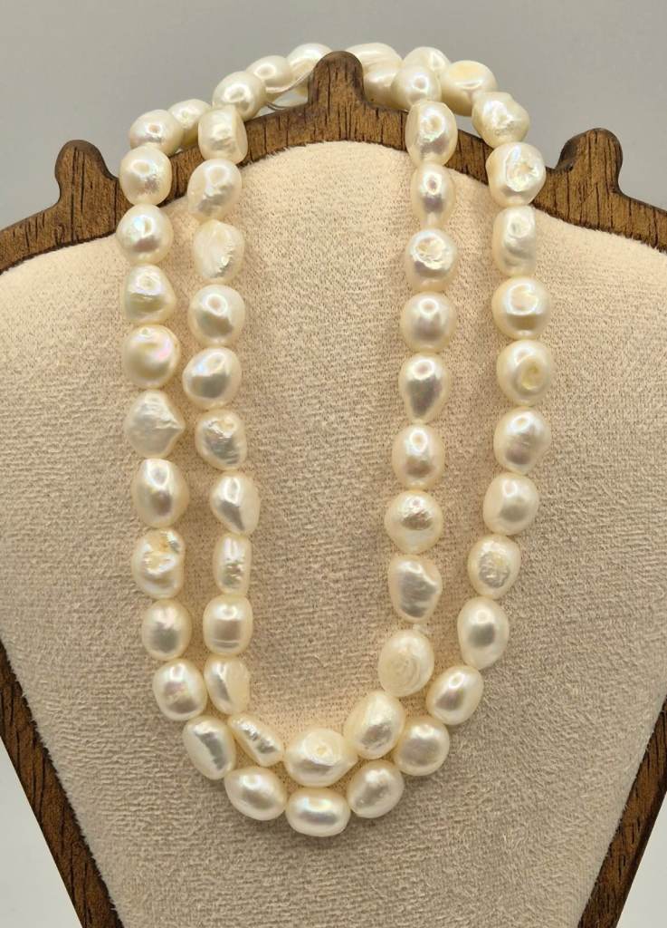 Freshwater pearl necklace, 22 inch long