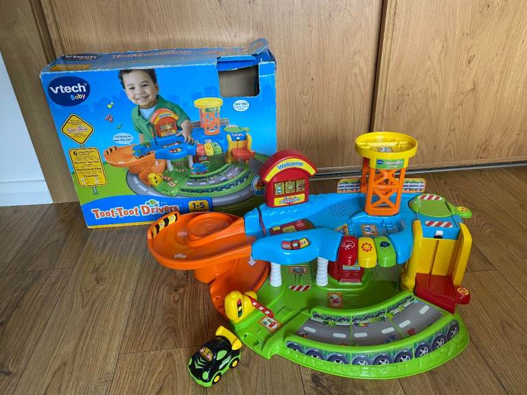 V TECH TOOT TOOT DRIVERS GARAGE WITH 1 TOOT TOOT CAR & ORIGINAL BOX