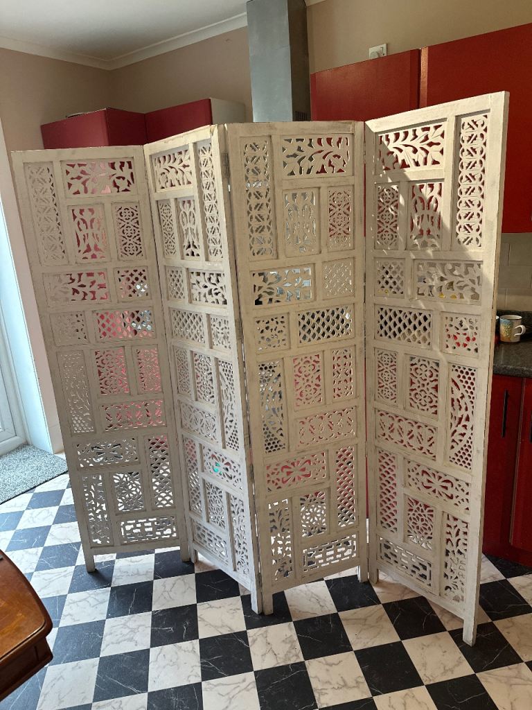 Decorative White Wooden Room Divider / screen– Good Condition