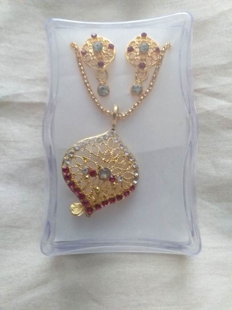 Beautiful Gold-Tone Necklace and Earring Set – New