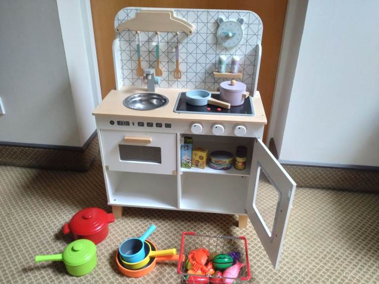 Toy kitchen 