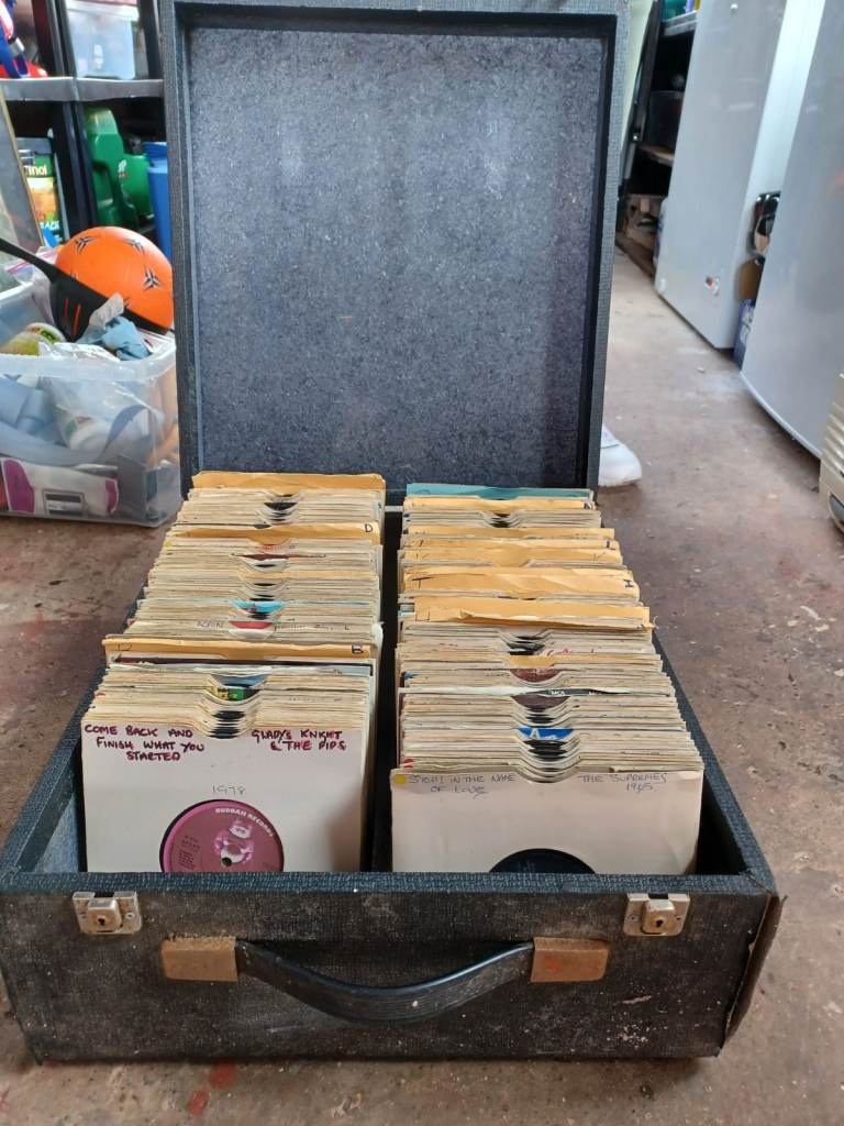 VINYL  VINYL IN EXCESS OF 600  7" RECORDS