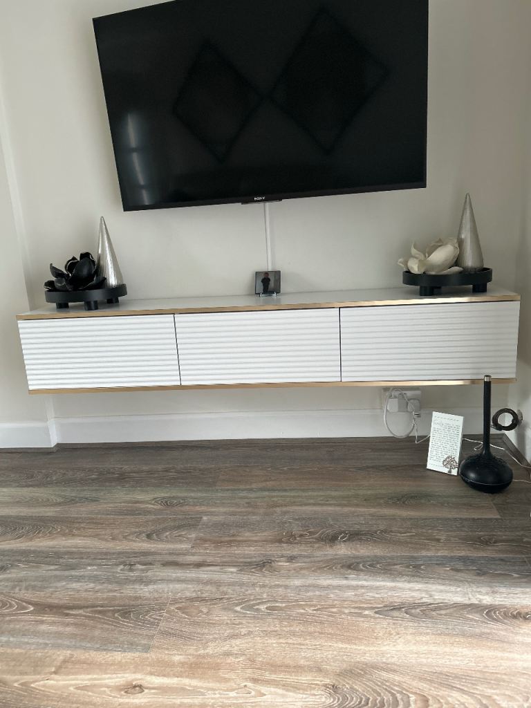 Wall hanging unit 
