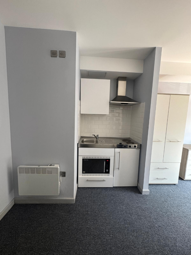 Spacious studio flat available in CV1 3EG