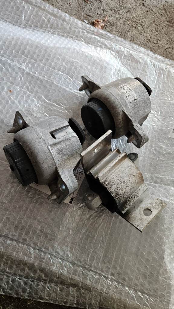 GENUINE ENGINE MOUNTS FOR 2.0 Ltr.DIESEL ENGINE JAGUAR LAND ROVER (204DT,204DTA)