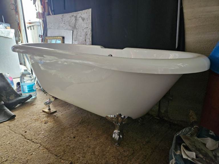 Freestanding Roll Top Bath Tub with Tap Fittings