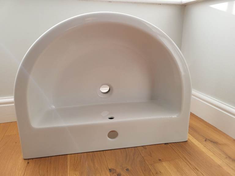 Bathroom sink/ pedestal basin