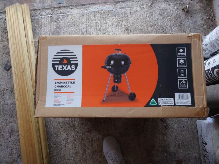 TEXAS 57cm Kettle Charcoal BBQ Garden Hosting Cooking Food Party– Brand New in Box