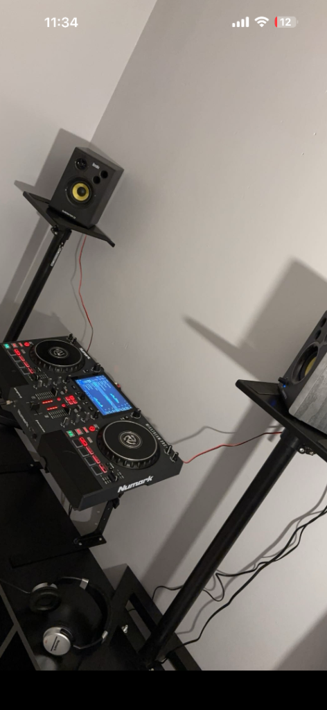 DJ Decks Numark MixStream Pro+ Speakers & headphones Included 
