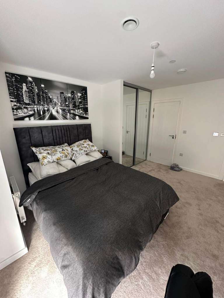Modern Apartment 2 bedrooms 2 bathrooms parking space included in price/ GYM in Dartford