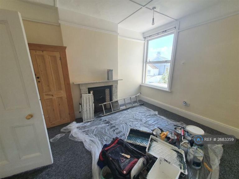 2 bedroom flat in Worthing Road, Southsea, PO5 (2 bed) (#2683359)