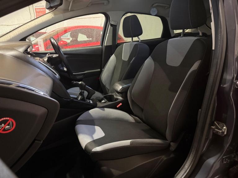 2011 Ford Focus 1.6 125 Zetec 5dr HATCHBACK PETROL Manual