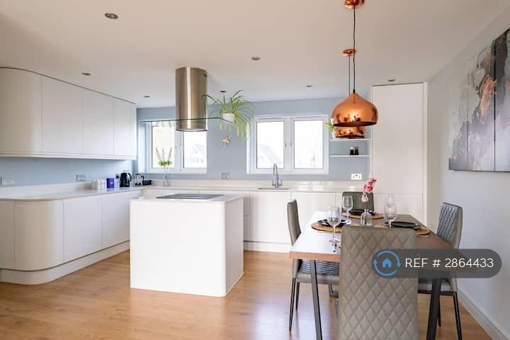 3 bedroom flat in Canary Wharf, London, E14 (3 bed) (#2864433)