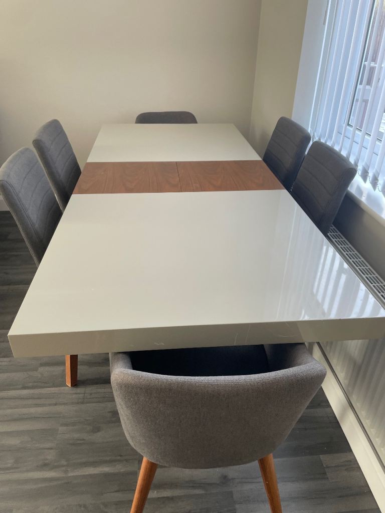 Extendable table with glass legs and six chairs
