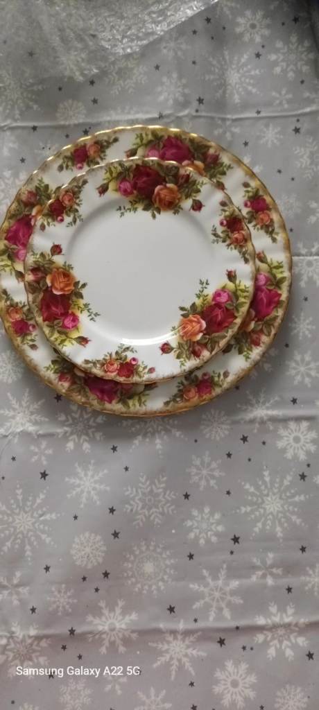 Royal Albert Old Country Roses Dinner Plates - Good Condition