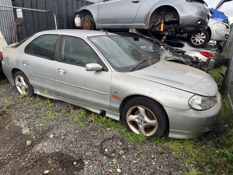 Ford mondeo st24 2.5 v6 silver 2000  BREAKING FOR PARTS 