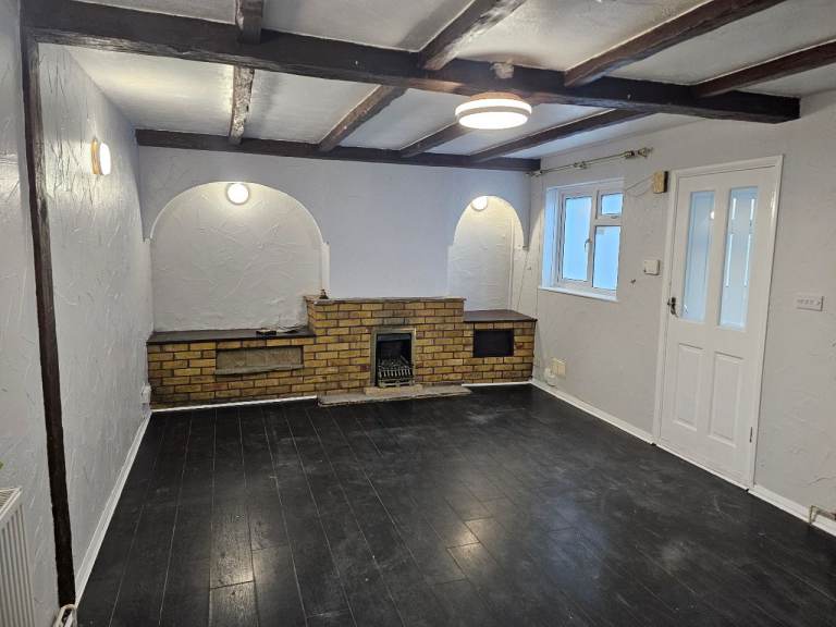 4 Bedroom Detached House Chat Rental Chatham, Kent