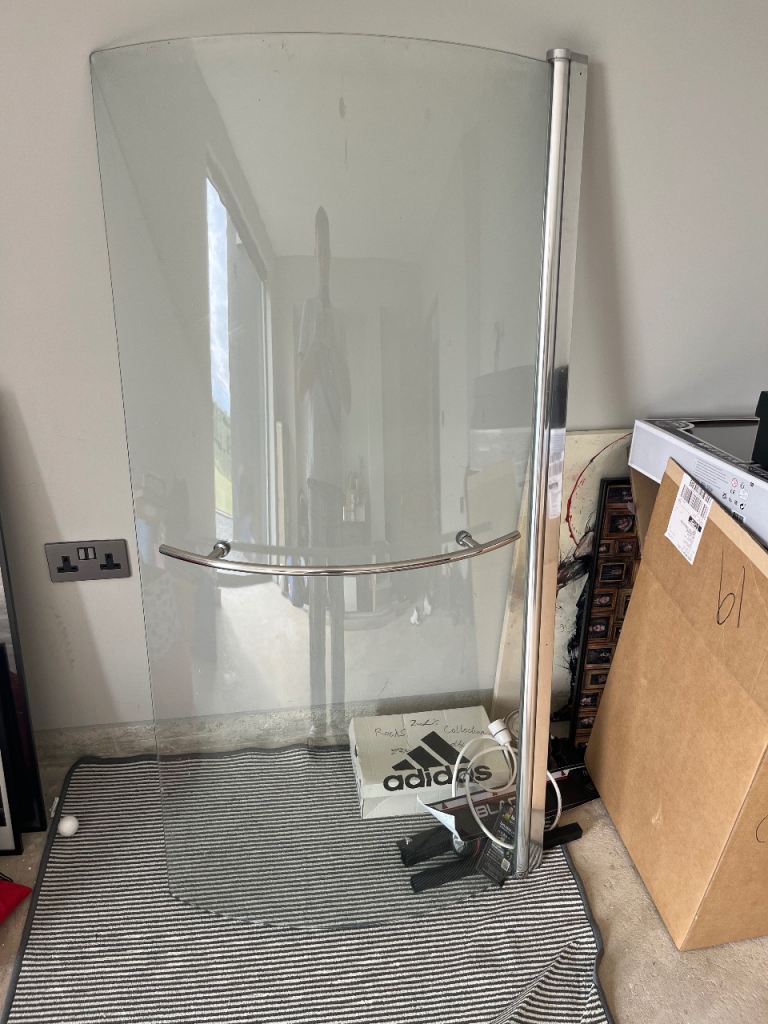 Curved bath shower screen
