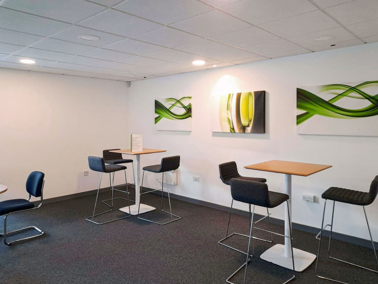 Extra-Large Office in TEWKESBURY GL208SD With Up to 15 Desk Setup