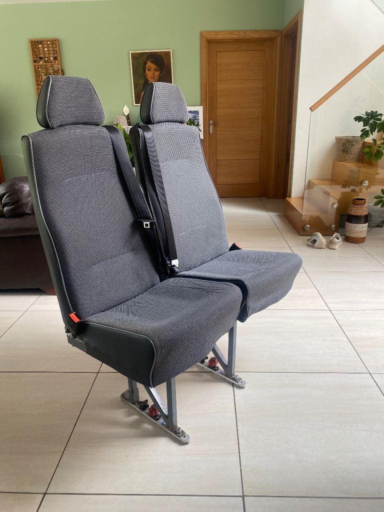 Double seat with belts quick release 
