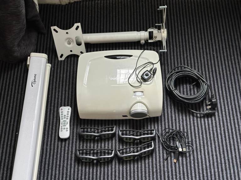 REDUCED Optoma HD33 Full DH 3D Projector INCL. 106" Screen, Mount & 4x Pairs 3D Glasses