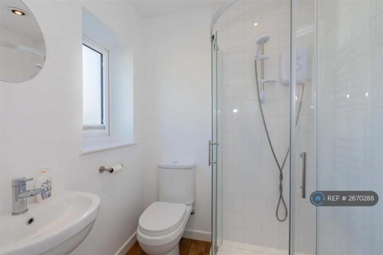 3 bedroom house in Holly Close, Highmoor Cross, Henley-On-Thames, RG9 (3 bed) (#2670288)