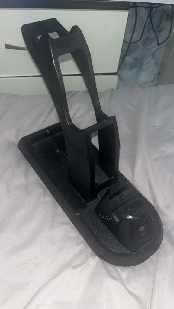 Xbox controller charging station with headset